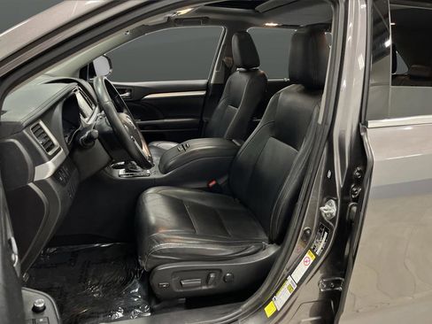 Used 2017 Toyota Highlander XLE image 4