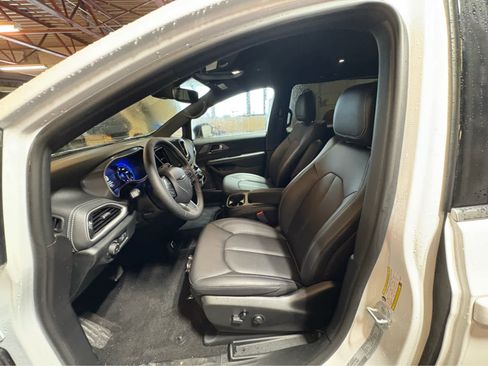 New 2026 Chrysler Pacifica Select image 12