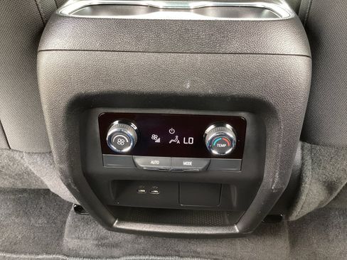 Used 2025 Chevrolet Traverse LT FWD image 37