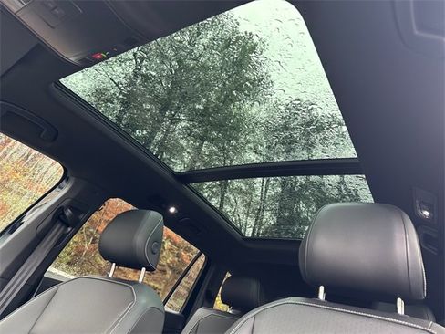 Certified 2024 Volkswagen Tiguan SE R-Line image 33