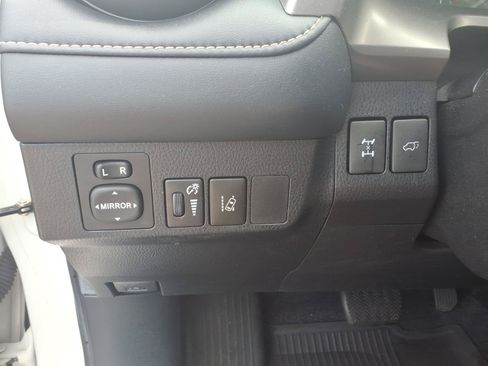 Used 2018 Toyota RAV4 XLE AWD/4WD image 18
