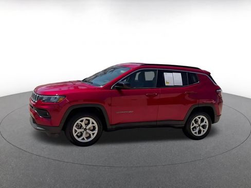 Used 2025 Jeep Compass Latitude AWD/4WD image 8