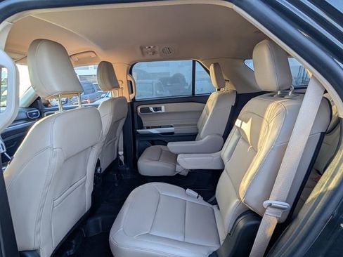 Used 2022 Ford Explorer XLT w/ Equipment Group 202A image 7
