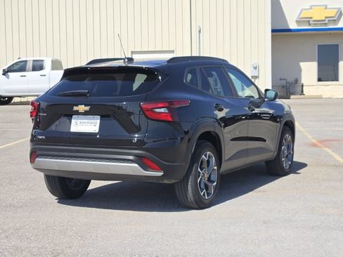 Used 2025 Chevrolet Trax LT FWD image 7