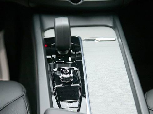 Certified 2025 Volvo XC60 B5 Plus AWD/4WD image 28