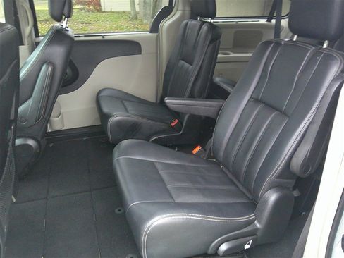 Used 2016 Chrysler Town & Country Touring image 15