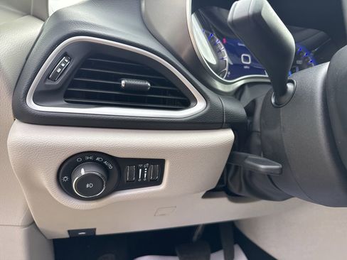 Used 2024 Chrysler Pacifica Touring-L image 13