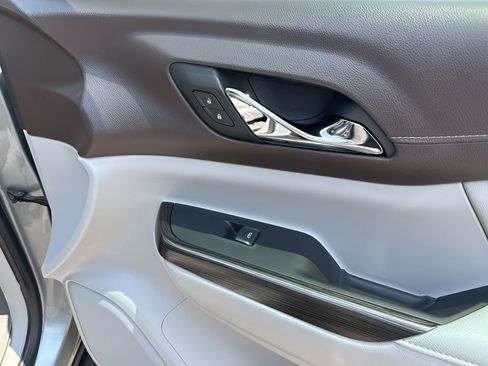 Used 2023 GMC Acadia SLT w/ Preferred Package image 14