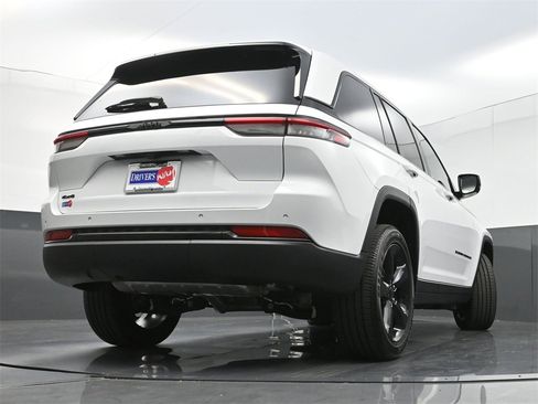 Used 2023 Jeep Grand Cherokee Altitude image 32