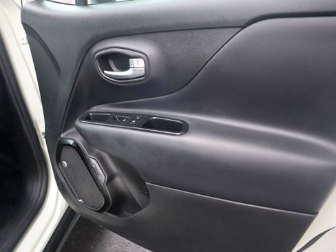 Used 2017 Jeep Renegade Altitude AWD/4WD image 39