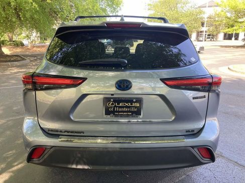 Used 2023 Toyota Highlander XLE image 3