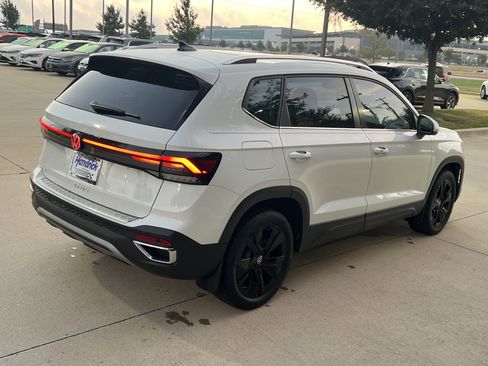 Certified 2025 Volkswagen Taos SE image 10