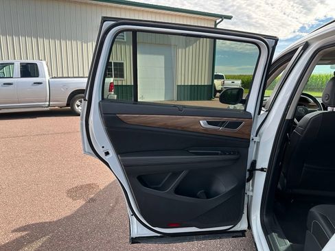 Used 2024 Volkswagen Atlas SE AWD/4WD image 22