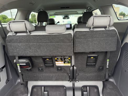 Certified 2023 Toyota Sienna XLE FWD image 32