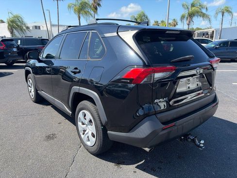 Used 2019 Toyota RAV4 LE FWD image 5