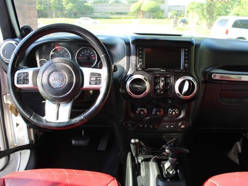 Used 2013 Jeep Wrangler Unlimited Rubicon AWD/4WD image 31