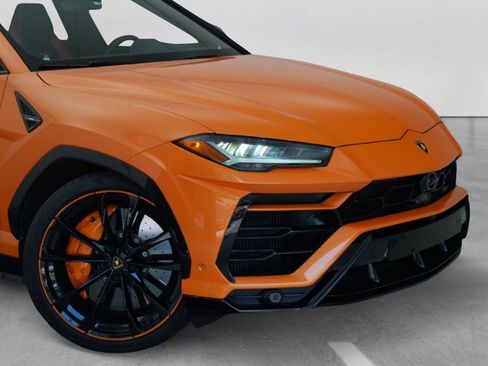 Used 2022 Lamborghini Urus AWD/4WD image 2