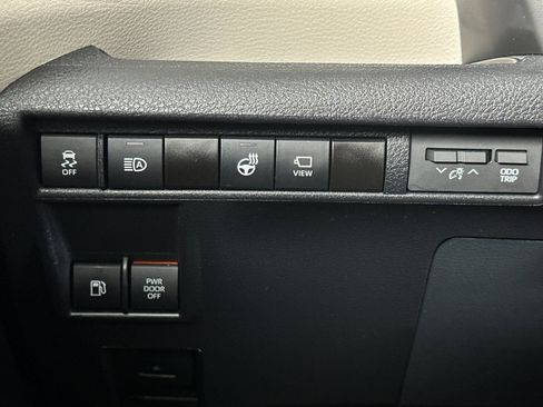 Certified 2024 Toyota Sienna Platinum image 33