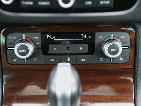 Used 2016 Volkswagen Touareg TDI image 27