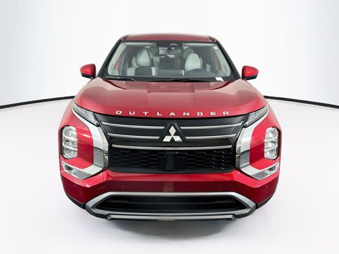 Used 2025 Mitsubishi Outlander SE FWD image 2