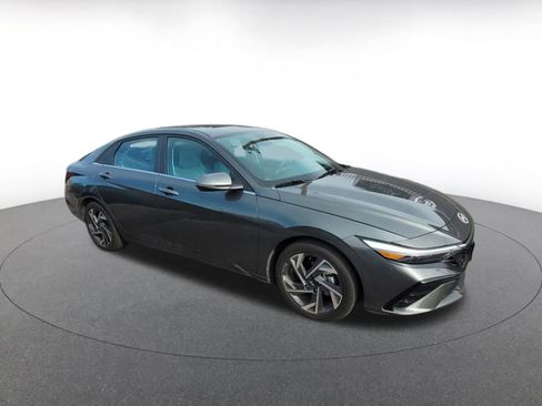Used 2025 Hyundai Elantra Limited image 1