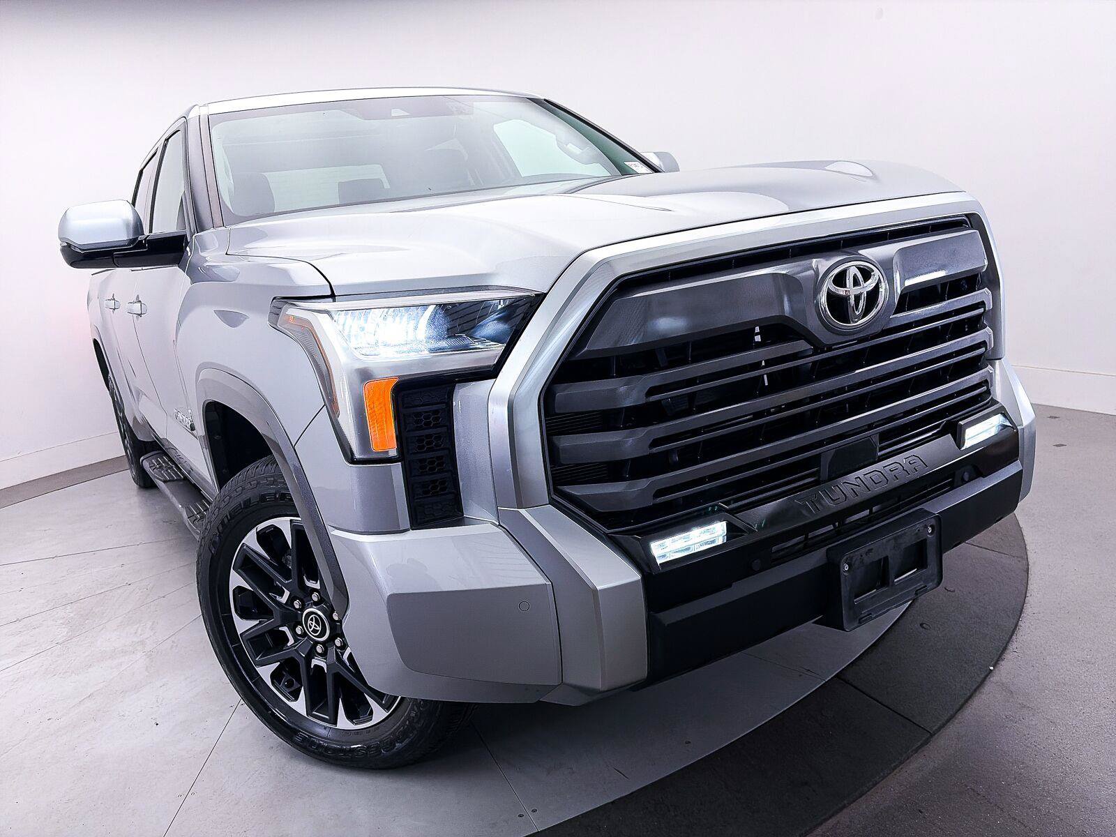 Used 2024 Toyota Tundra Limited w/ Power Package AWD/4WD image 4