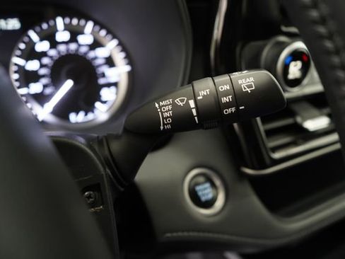 Used 2024 Toyota Highlander LE AWD/4WD image 20