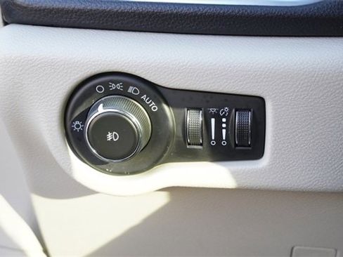 Used 2020 Chrysler Pacifica Limited w/ Tire & Wheel Group image 22