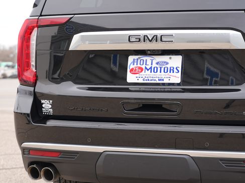 Used 2021 GMC Yukon XL Denali w/ Denali Premium Package image 12