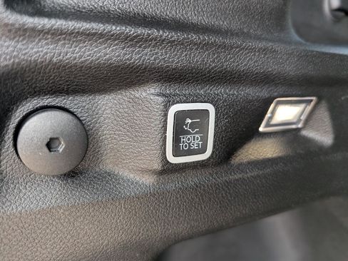 Used 2024 Jeep Grand Cherokee L Laredo image 14