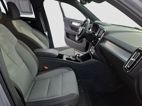 Used 2025 Volvo XC40 B5 Core image 16