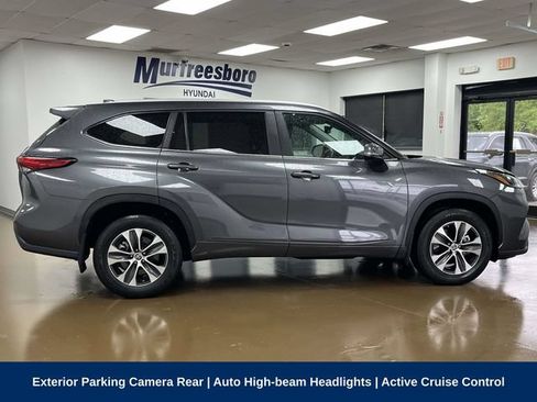 Used 2023 Toyota Highlander XLE AWD/4WD image 4