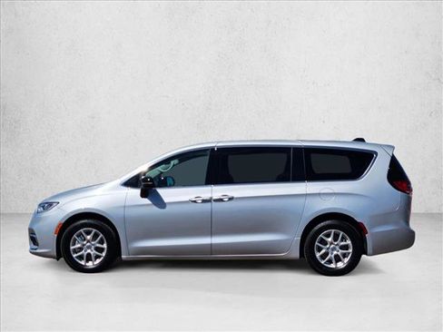 Used 2024 Chrysler Pacifica Touring-L FWD image 9