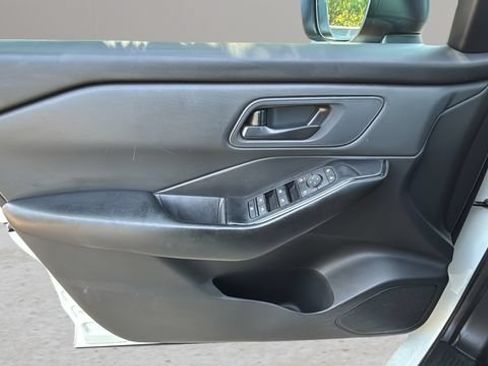 Used 2025 Nissan Rogue S FWD image 17