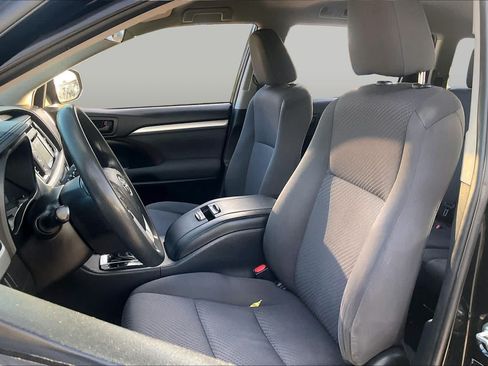 Used 2019 Toyota Highlander LE FWD image 8