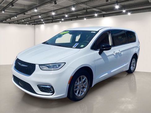 Used 2024 Chrysler Pacifica Touring-L FWD image 3