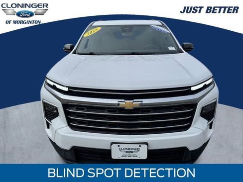 Used 2025 Chevrolet Traverse LT image 2