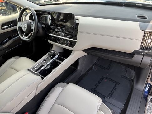 Used 2025 Nissan Pathfinder SL FWD image 8