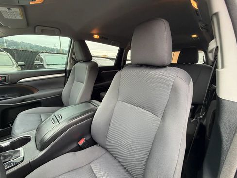 Used 2014 Toyota Highlander LE AWD/4WD image 25