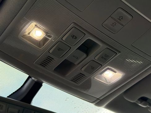 Used 2020 Volkswagen Tiguan SE w/ Panoramic Sunroof Package image 25