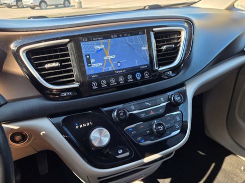 Used 2017 Chrysler Pacifica Touring-L FWD image 13