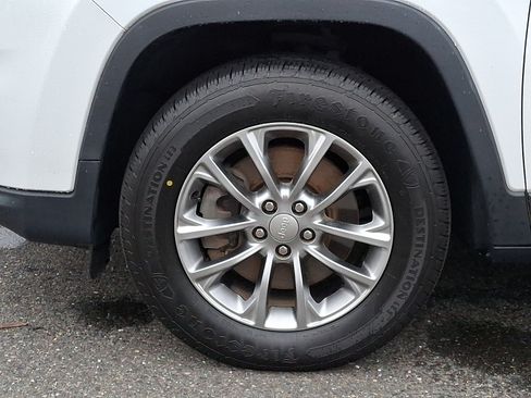 Used 2019 Jeep Cherokee Latitude Plus w/ Cold Weather Group AWD/4WD image 8