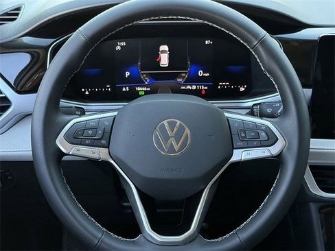 Certified 2025 Volkswagen Taos SE image 10