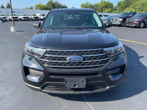 Used 2024 Ford Explorer XLT AWD/4WD image 2
