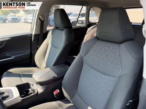 Used 2025 Toyota RAV4 XLE AWD/4WD image 25