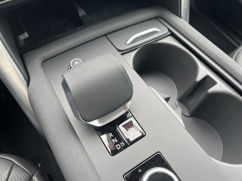 Used 2025 Land Rover Discovery Dynamic SE image 23