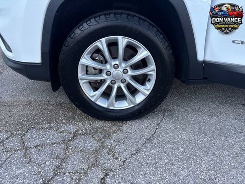Used 2020 Jeep Cherokee Latitude w/ Cold Weather Group AWD/4WD image 26