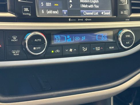 Used 2018 Toyota Highlander Limited FWD image 22