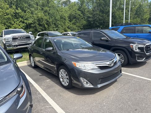 Used 2012 Toyota Camry XLE w/ Leather Pkg FWD image 5