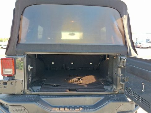 Used 2016 Jeep Wrangler Unlimited Rubicon image 29